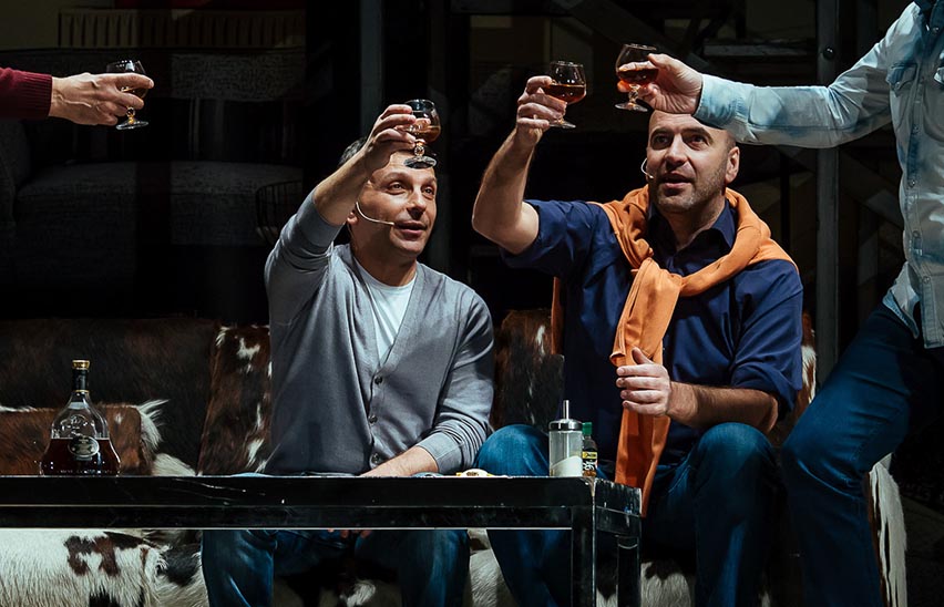 Разговоры мужчин среднего возраста